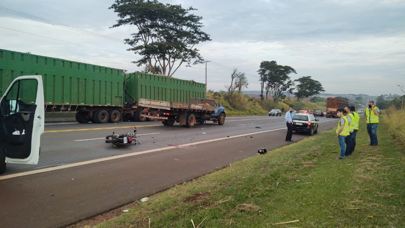 Morre jovem que bateu moto em carreta na SP-255