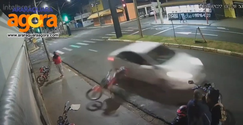 VÍDEO: Motorista provoca acidente e foge na Alameda Paulista