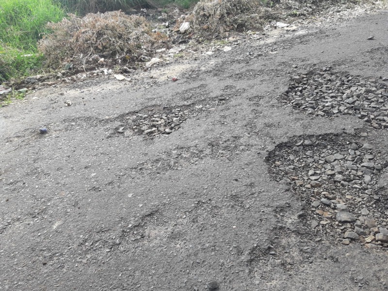 Que asfalto é esse? Moradora reclama: “Foi recapeado o Jardim América inteiro e a minha rua ficou esquecida”