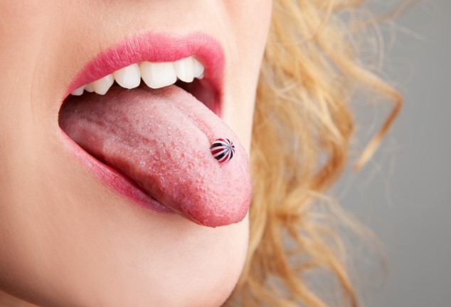 De grillz a piercings: especialista explica cuidados necessários com acessórios bucais