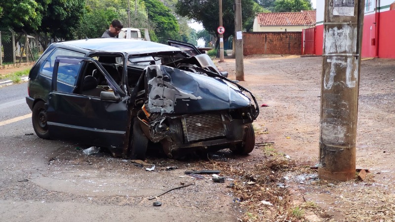 Motorista morre ao bater carro em poste em Araraquara