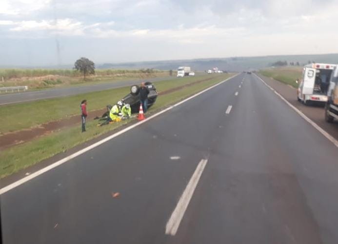 Motorista fica ferido em capotamento na Washington Luís; veja