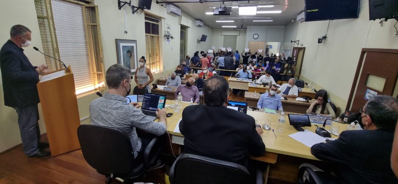 Público dá as costas durante discurso de coronel Prado na Câmara