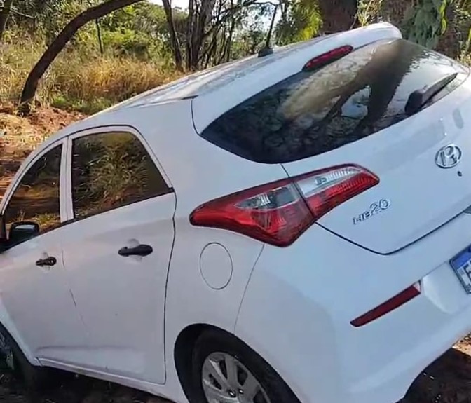 Bandidos furtam duas residências e são presos após cairem com carro em barranco