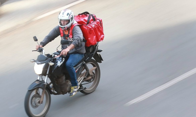 Quatro dicas para motoristas e entregadores de aplicativos organizarem as finanças