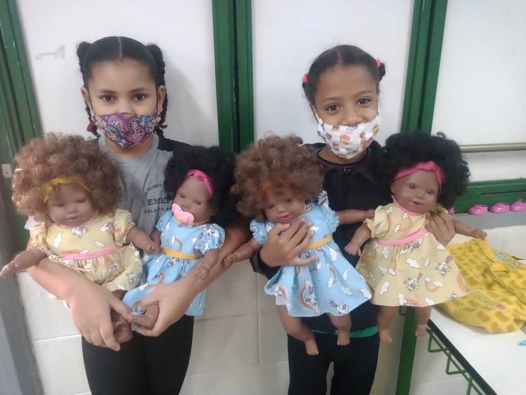 Escolas Municipais de Araraquara recebem bonecas negras