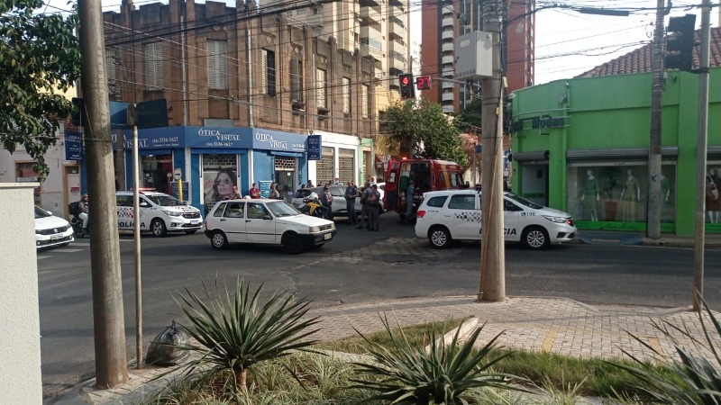Idosa é socorrida após ser atropelada no Centro de Araraquara