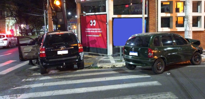 ​Colisão entre carros deixa 2 feridos no Centro de Araraquara