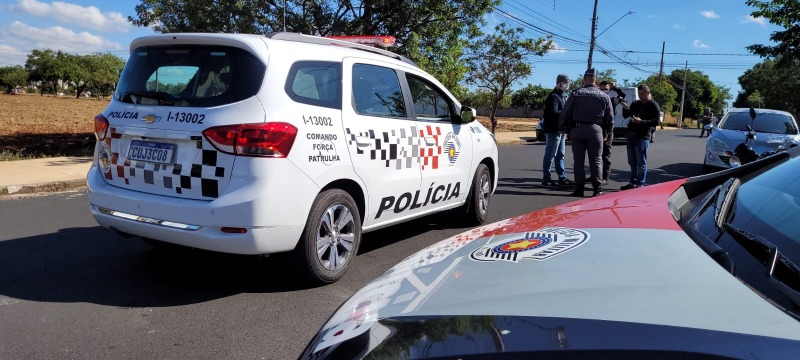 Dupla invade posto de combustíveis em Araraquara; criminosos roubaram estabelecimento e clientes