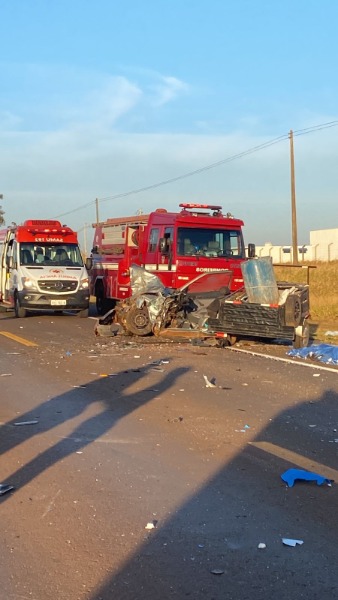 Três pessoas morrem em gravíssimo acidente na manhã deste domingo