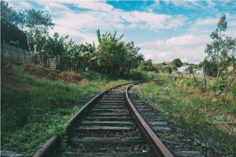 Homens são flagrados furtando peças de trilhos de trem em Araraquara