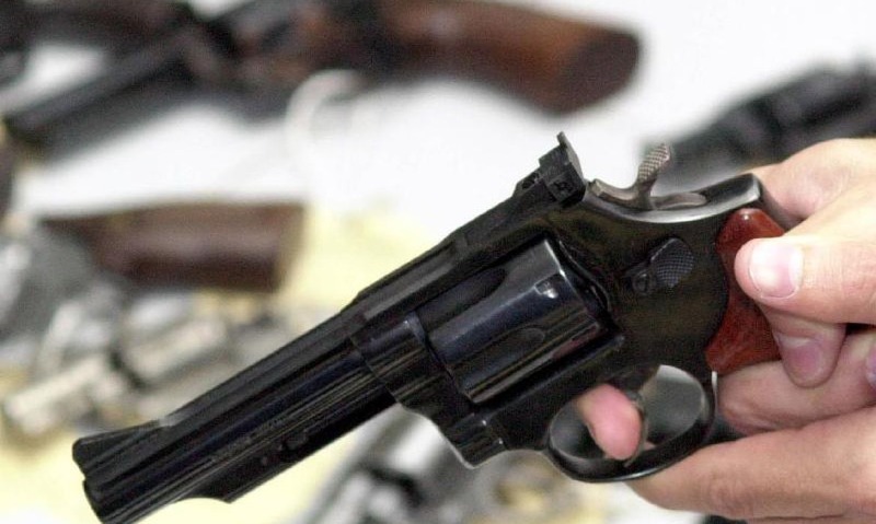 Homem causa alvoroço em via pública com arma falsa