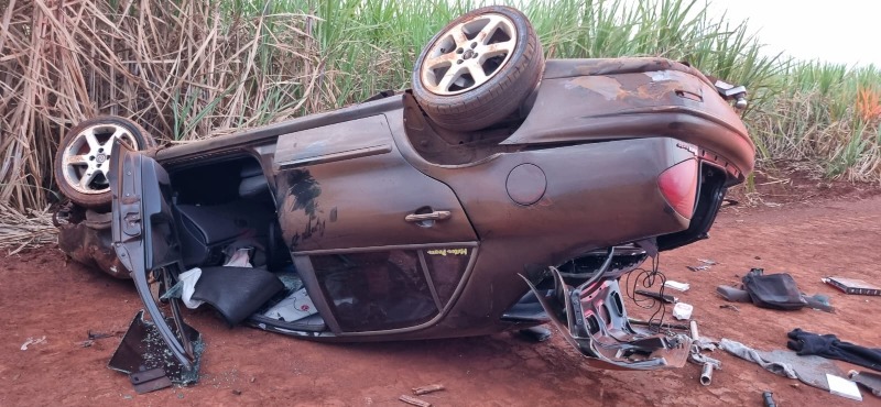 Idoso morre em capotamento em vicinal de Américo Brasiliense