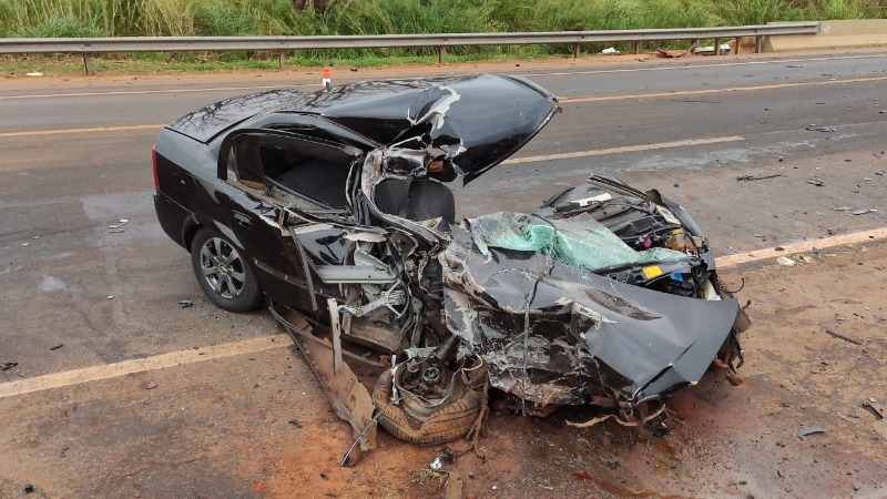 ​Motorista fica gravemente ferido ao bater carro em caminhão de gado