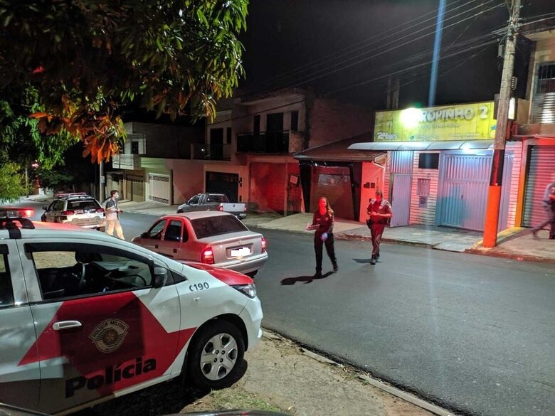 Jovem é morto após ser baleado; criança foi atingida de raspão na cabeça