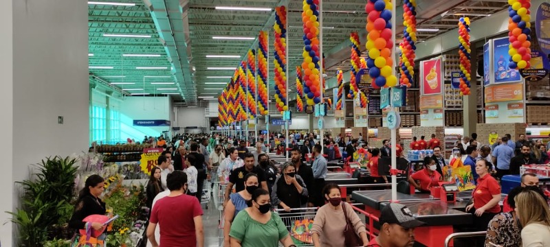 Araraquarenses fazem fila em inauguração do Assaí; confira