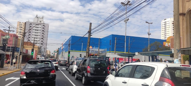 Inauguração de atacadista complica transito no Centro de Araraquara