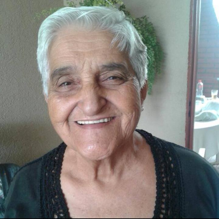 Com 78 anos, dona Leotilde compensa o pouco estudo com um talento incrível para a poesia