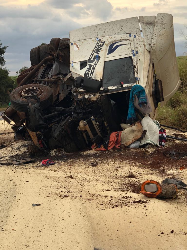 Acidente entre caminhão e carro deixa feridos na SP-215