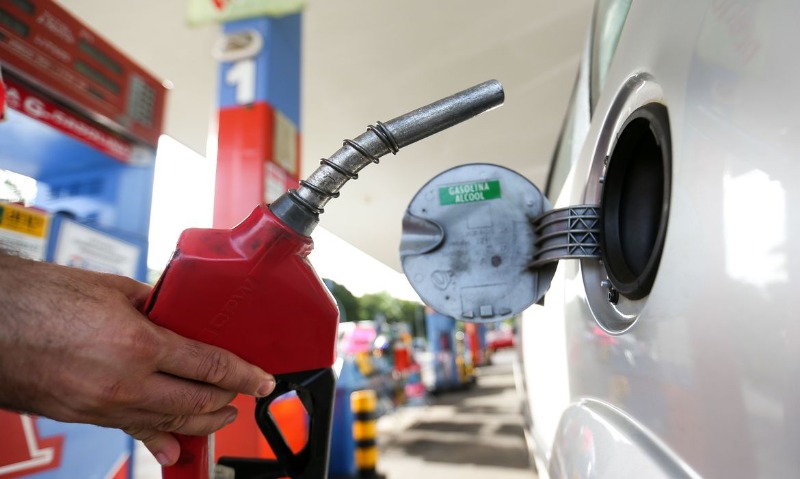 Petrobras volta a reduzir preço da gasolina