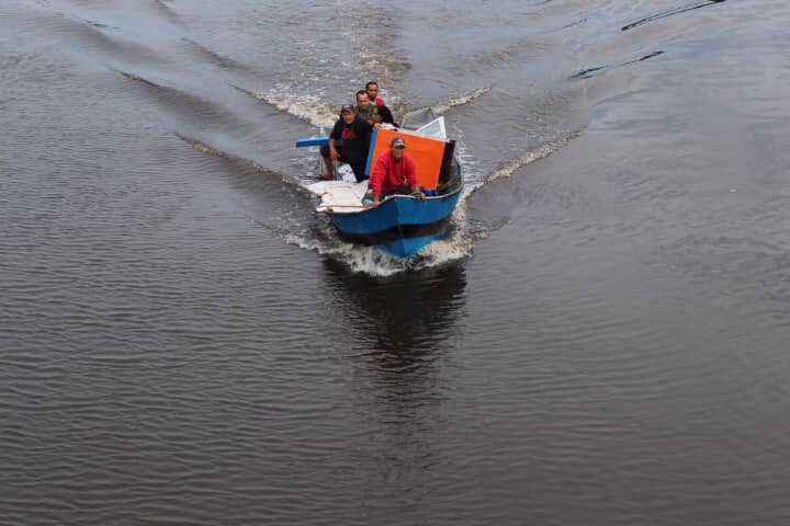 Pescadores atingidos por ciclone tentam resgatar barcos no litoral de SP