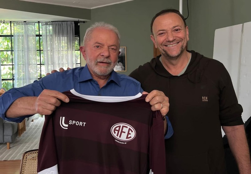 Edinho Silva presenteia Lula e Janja com camisa da Ferroviária; veja
