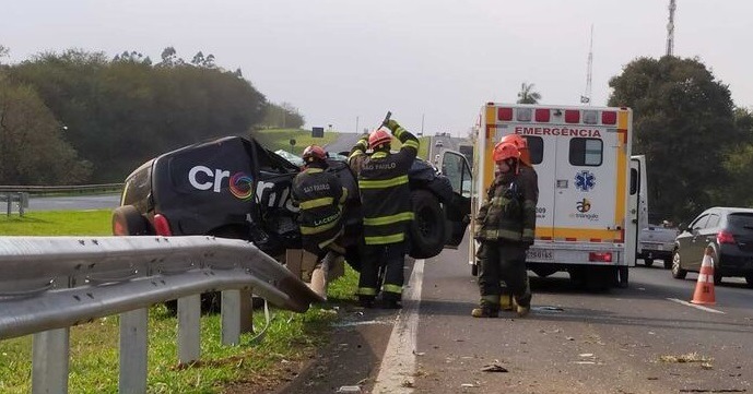Mulher fica ferida após capotar veículo na Washington Luís (SP-310)