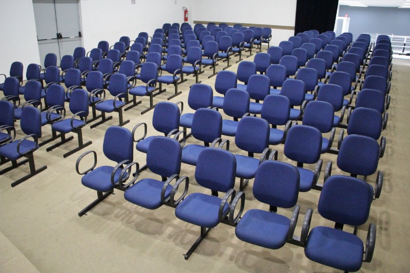Poltronas do auditório da Biblioteca Municipal são reformadas