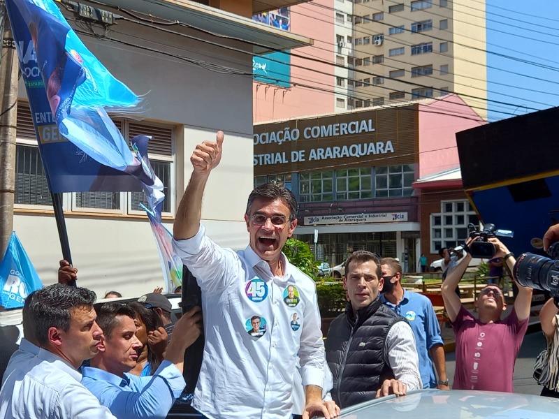 Rodrigo Garcia faz caminhada pela Centro de Araraquara