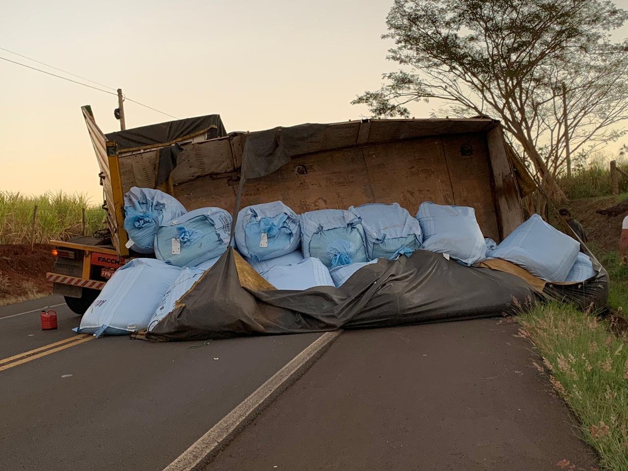 Carreta volta de ré e tomba na rodovia