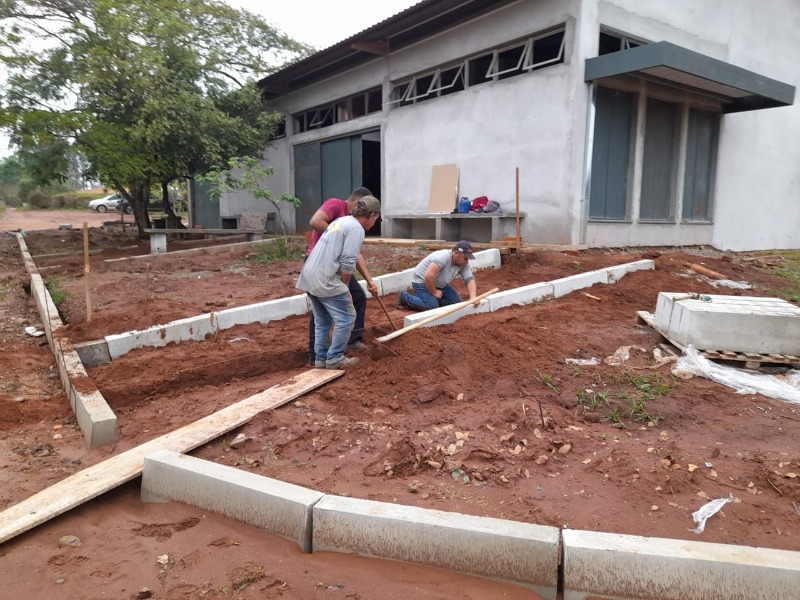 Melhorias em unidades de educação no Monte Alegre estão na fase de paisagismo e acabamento