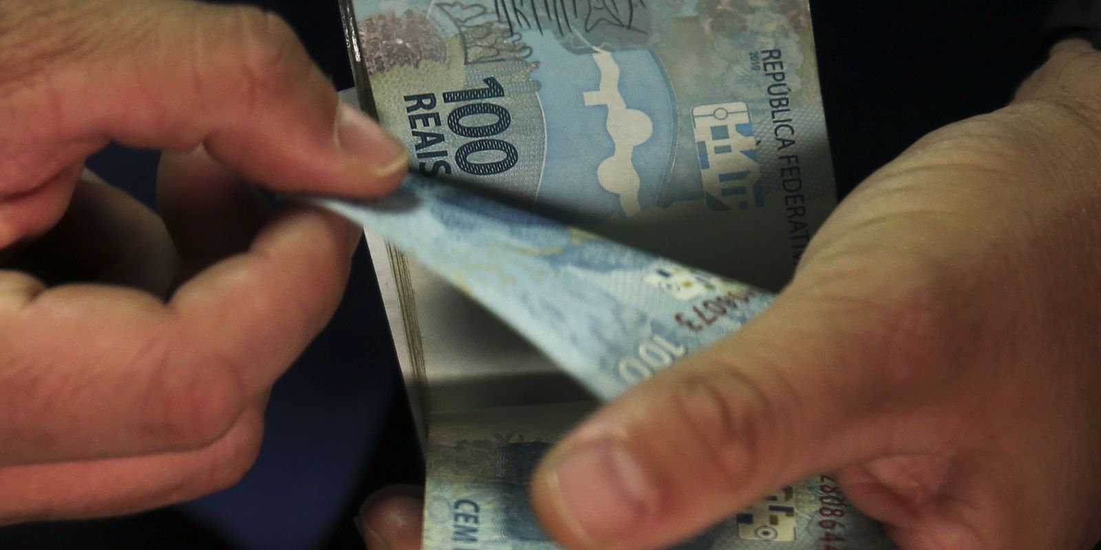 Beneficiários do Auxílio Brasil com NIS final 9 recebem hoje
