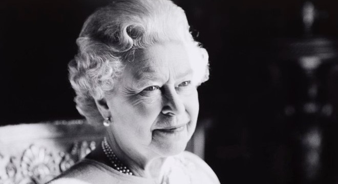 Rainha Elizabeth II morreu de velhice, aponta atestado de óbito