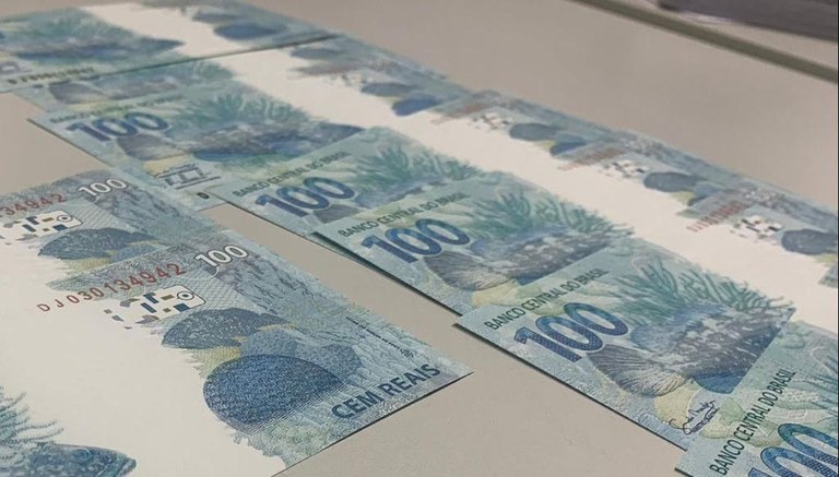 Mulher anuncia venda de celular na internet e toma golpe com notas falsas em Araraquara
