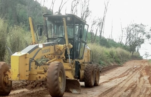 Para amenizar atoleiro, prefeitura faz reparo em desvio da Ponte dos Machados