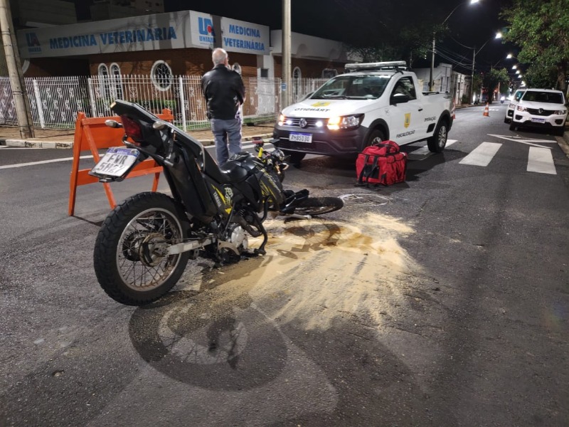 Acidente deixa motociclista ferido no Centro de Araraquara