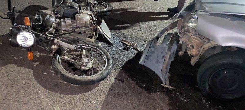 Acidente entre moto e carro deixa entregador ferido em Araraquara