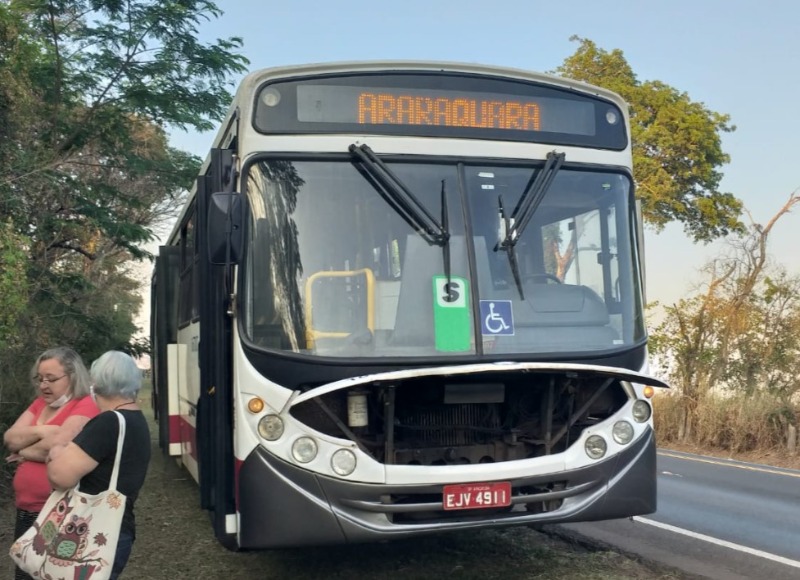 Ônibus da Adamantina quebra novamente e deixa usuários na mão