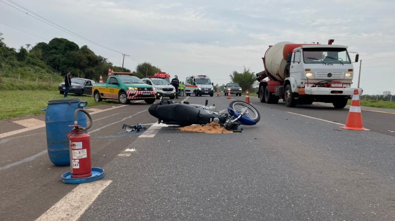 Jovem morre em acidente na SP-255; motociclista foi atingido por caminhão