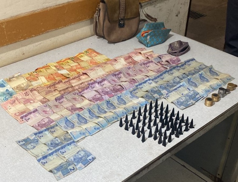 Polícia apreende estojo cheio de drogas e dinheiro em Araraquara; dupla foi presa