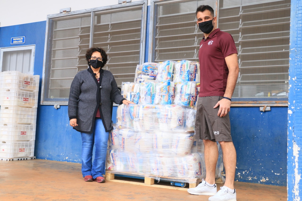 Saulo raspa a barba após atingir a meta de arrecadar 200 cestas básicas