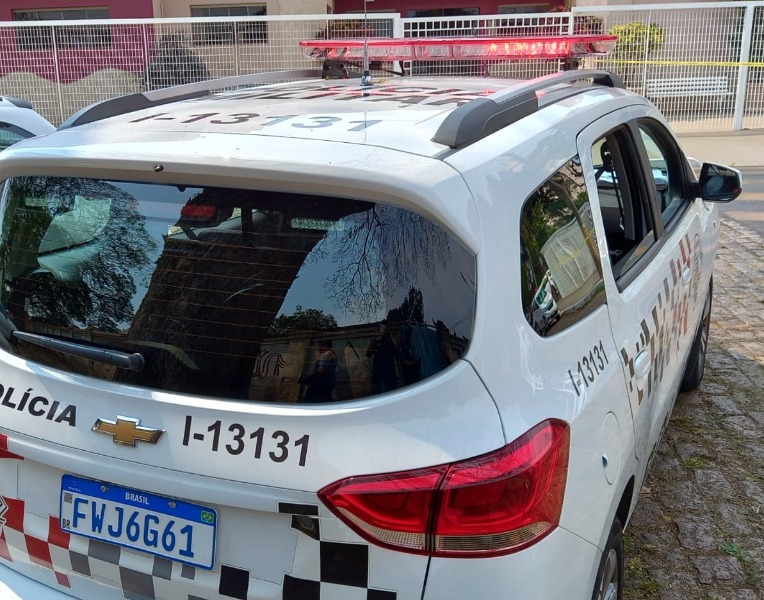 Criminosos invadem papelaria e roubam dinheiro, celular e sorvetes