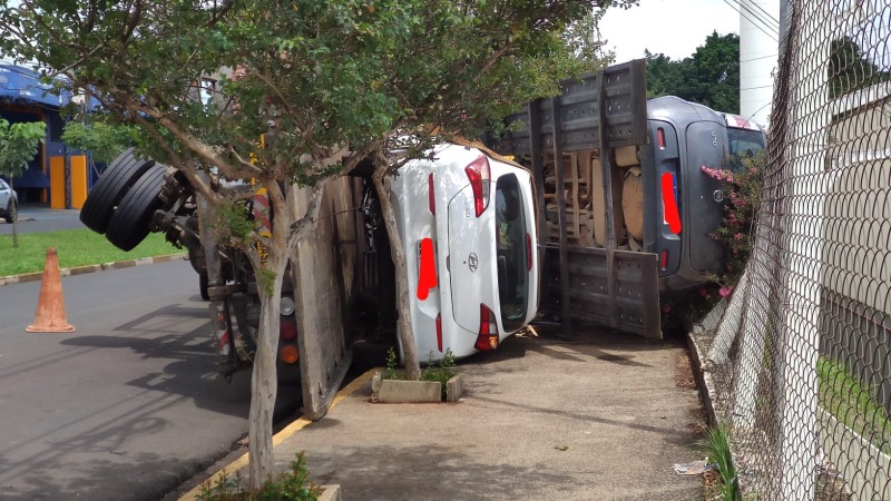 Prancha de guincho se solta e tomba com veículos em Araraquara