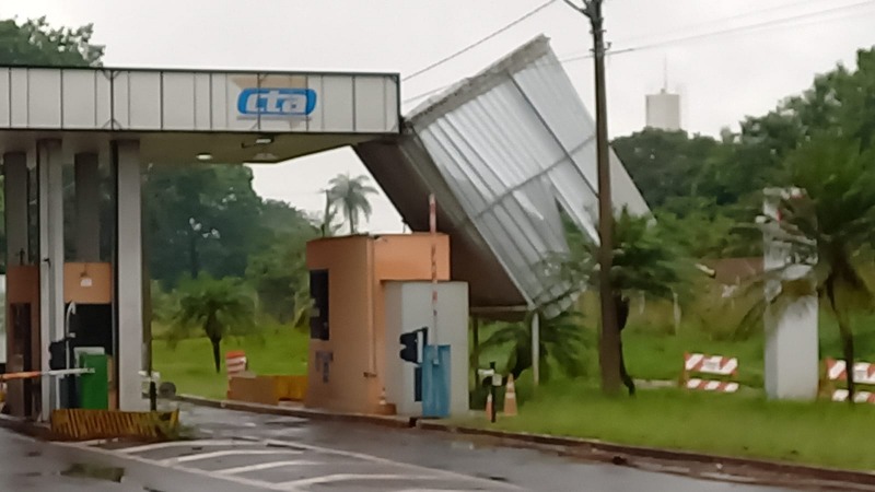 Ventos fortes derrubam parte de cobertura do pedágio em Bueno de Andrada