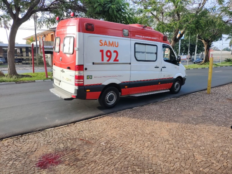 Homem é espancado em frente ao Teatro Municipal