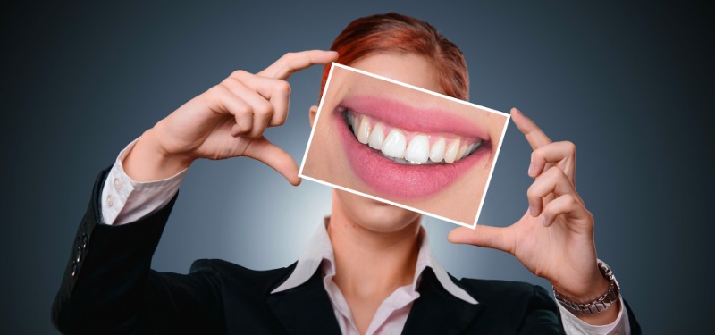 Dia Nacional da Saúde Bucal: implantes dentários melhoram a percepção dos alimentos e previnem problemas gastrointestinais