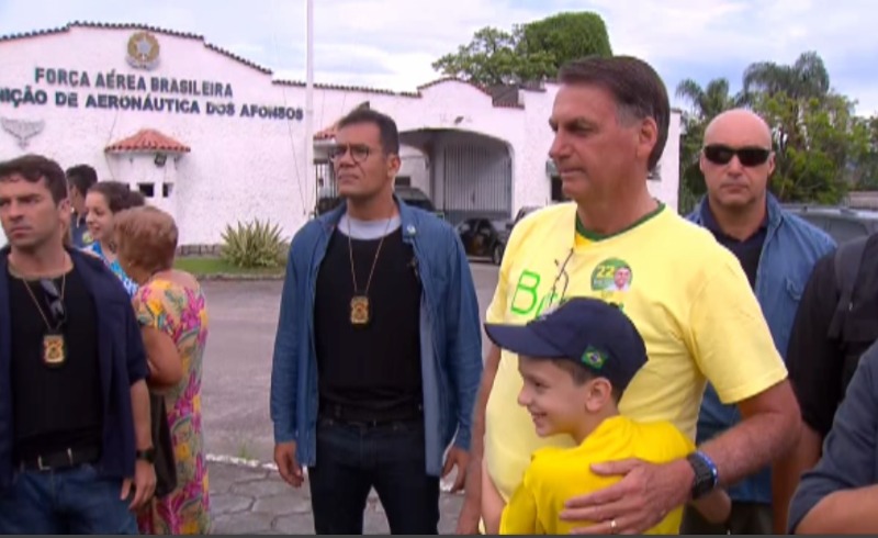Bolsonaro é um dos primeiros a votar no Rio de Janeiro