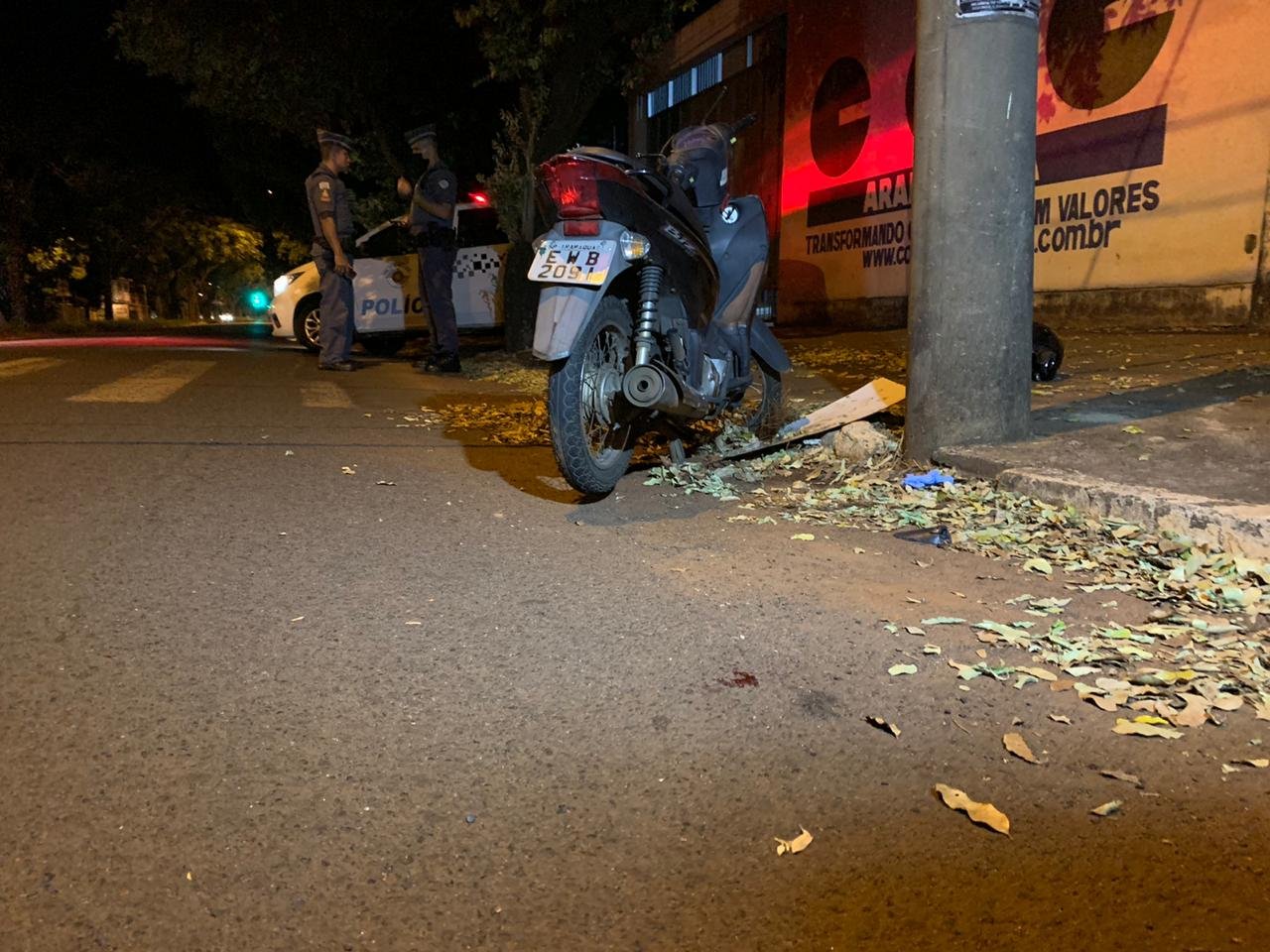 Motociclista fica gravemente ferido em acidente na Rua 16