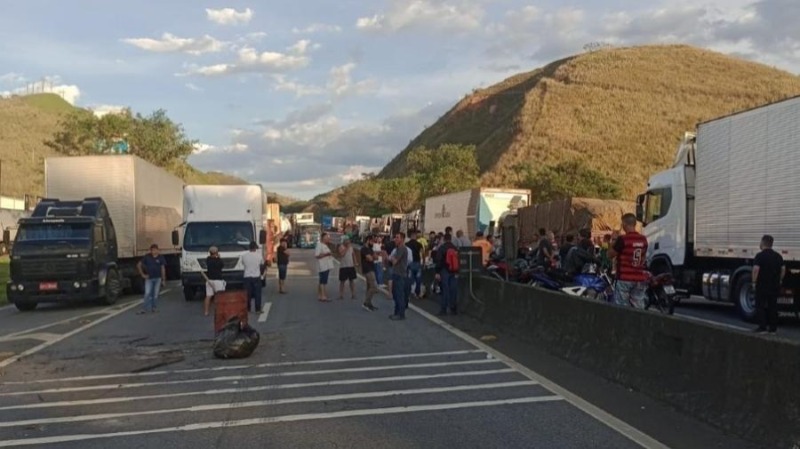 Manifestantes pró-Bolsonaro bloqueiam rodovias em ao menos 12 estados