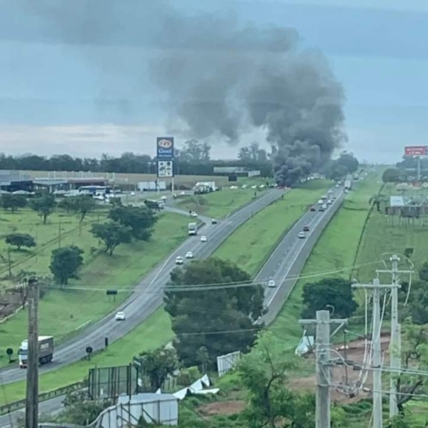 Manifestantes voltam a bloquear rodovia Washington Luís em São Carlos